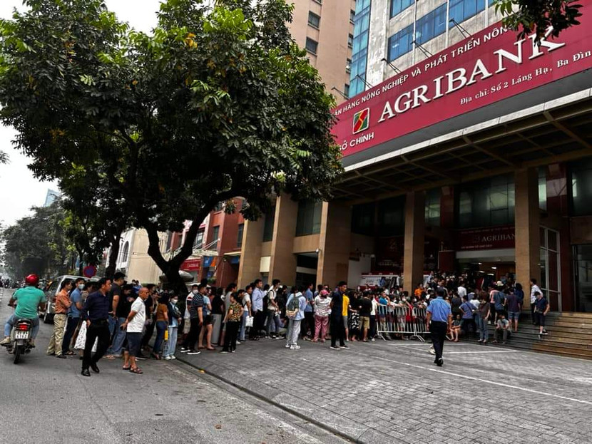 Việc người dân xếp hàng mua vàng đã ảnh hưởng đến hoạt động nghiệp vụ tại nhiều điểm giao dịch ngân hàng Việc người dân xếp hàng mua vàng đã ảnh hưởng đến hoạt động nghiệp vụ tại nhiều điểm giao dịch ngân hàng