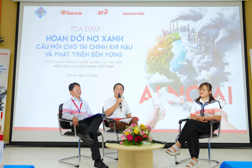 Các diễn giả chia sẻ tại tọa đàm