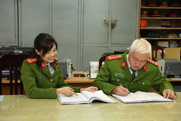 Đại úy Nguyễn Thị Ngọc Thương trao đổi nghiệp vụ cùng anh em trong đội