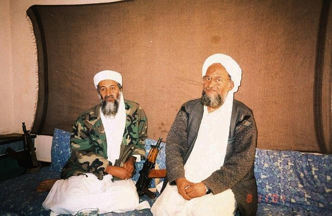 Ayman al-Zawahiri (phải) ngồi cùng Osama bin Laden trong một buổi phỏng vấn vào tháng 11-2001