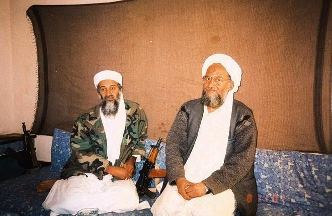 Ayman al-Zawahiri (phải) ngồi cùng Osama bin Laden trong một buổi phỏng vấn vào tháng 11-2001