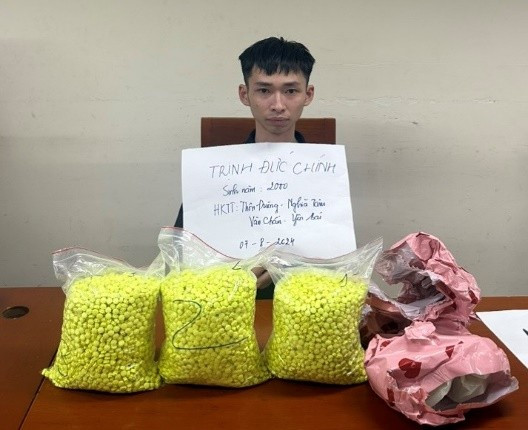"Người vận chuyển" Trịnh Đức Chính cùng số ma túy bị thu giữ "Người vận chuyển" Trịnh Đức Chính cùng số ma túy bị thu giữ