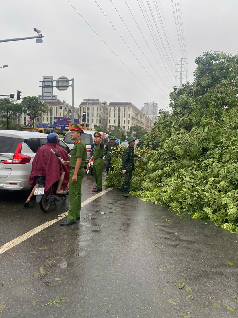 Sáng 8-9, nhiều đơn vị, địa phương tiếp tục triển khai khắc phục hậu quả do cơn bão số 3 gây nên (hình ảnh tại quận Hà Đông)