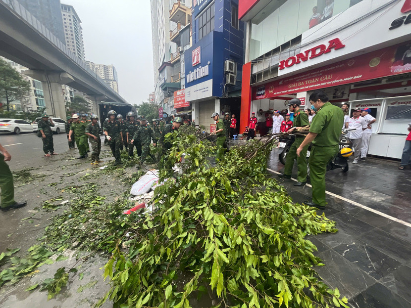 Sáng 8-9, nhiều đơn vị, địa phương tiếp tục triển khai khắc phục hậu quả do cơn bão số 3 gây nên (hình ảnh tại quận Hà Đông)
