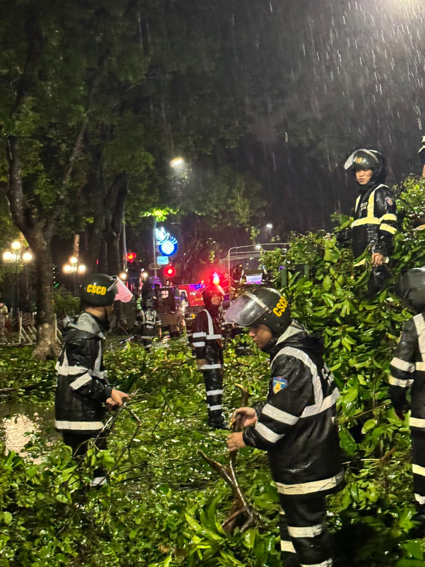 Lực lượng Công an Thủ đô xuyên đêm triển khai cứu hộ, cứu nạn