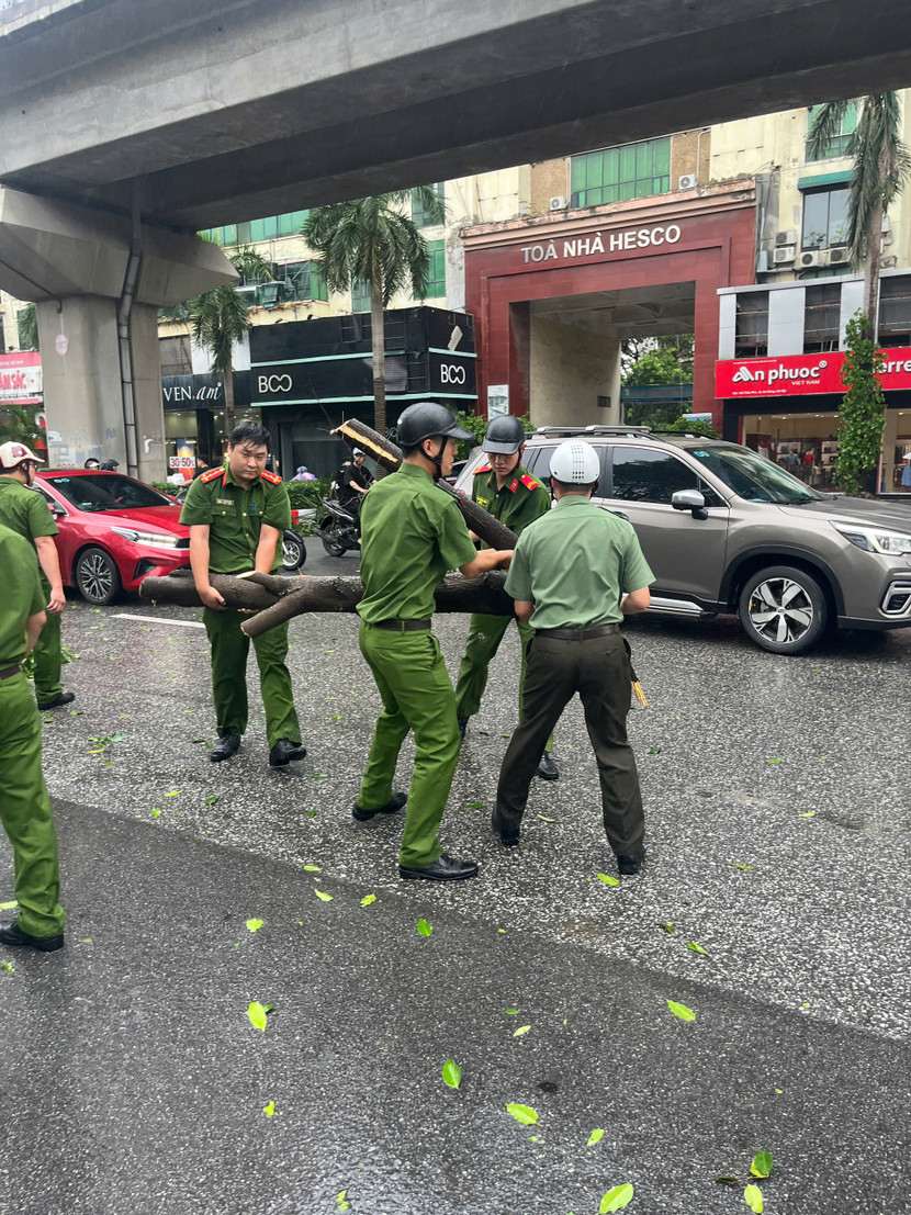 Sáng 8-9, nhiều đơn vị, địa phương tiếp tục triển khai khắc phục hậu quả do cơn bão số 3 gây nên (hình ảnh tại quận Hà Đông)