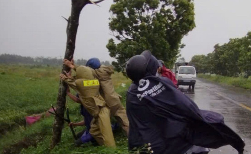 Xử lý sự cố trên trục đường huyết mạch vùng ngoại thành Hà Nội