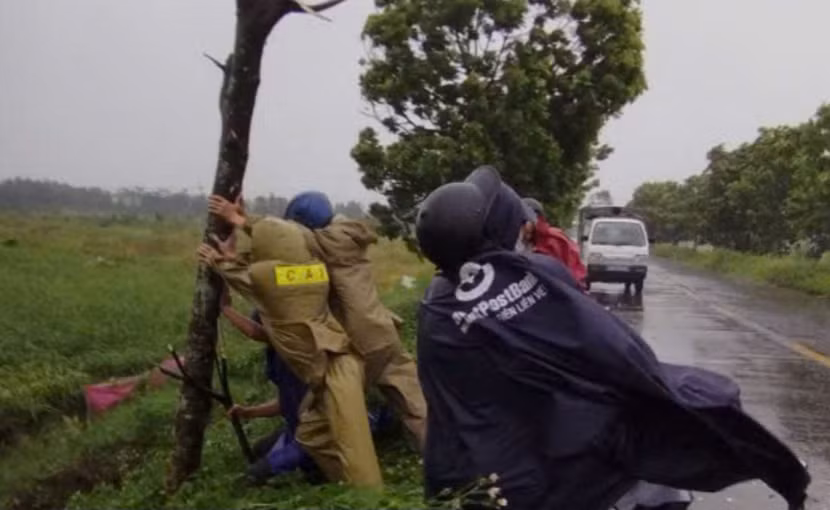 Xử lý sự cố trên trục đường huyết mạch vùng ngoại thành Hà Nội