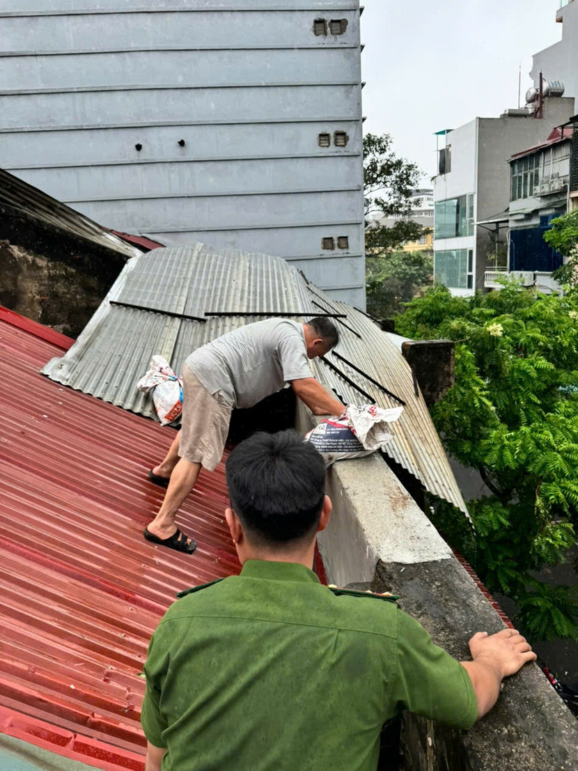 Chiến sỹ CAP Lê Đại Hành giúp người dân khắc phục hậu quả bão số 3