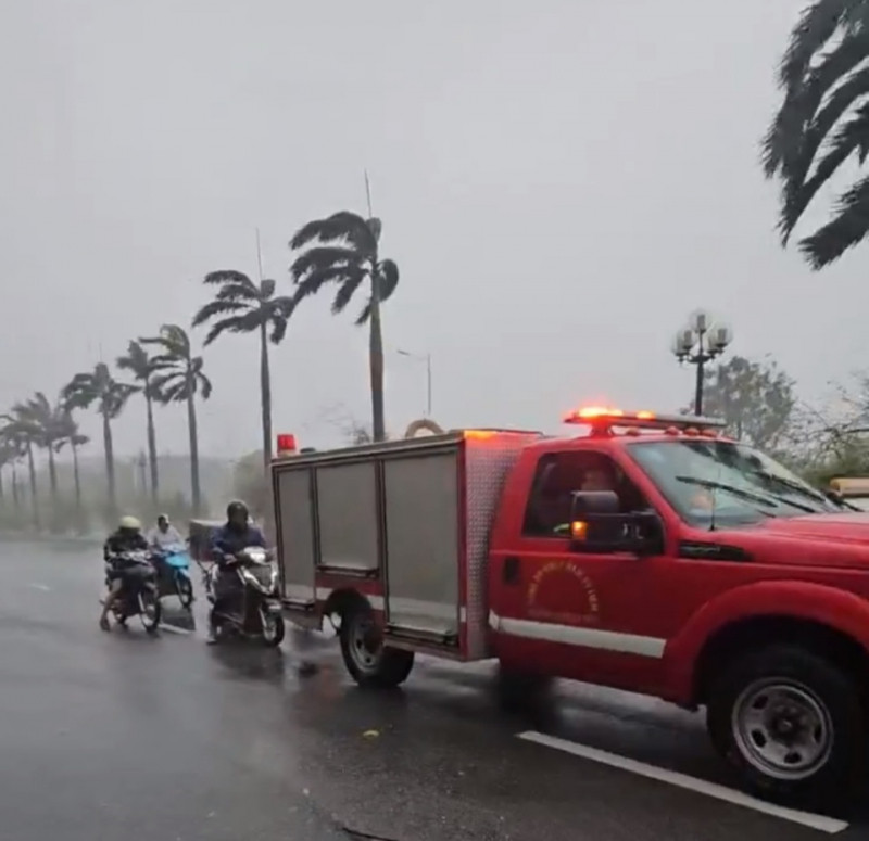 Lực lượng PCCC và CNCH CATP che chắn cho các xe máy di chuyển trên quãng đường chiều dài khoảng 1km, giữa lúc bão về