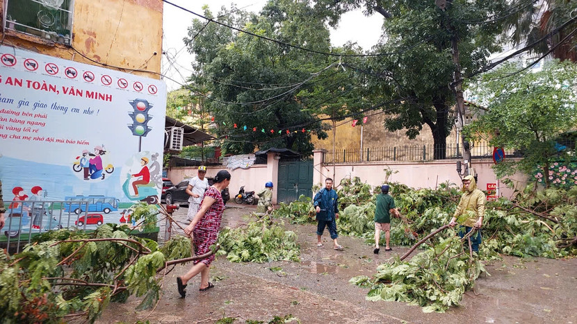 Đồng chí Lê Trọng Hiếu –Trưởng Công an phường Nam Đồng cùng tập thể chiến sĩ, dân quân tự vệ và người dân cùng giúp nhà trường khắc phục hậu quả cơn bão số 3 Đồng chí Lê Trọng Hiếu –Trưởng Công an phường Nam Đồng cùng tập thể chiến sĩ, dân quân tự vệ và người dân cùng giúp nhà trường khắc phục hậu quả cơn bão số 3