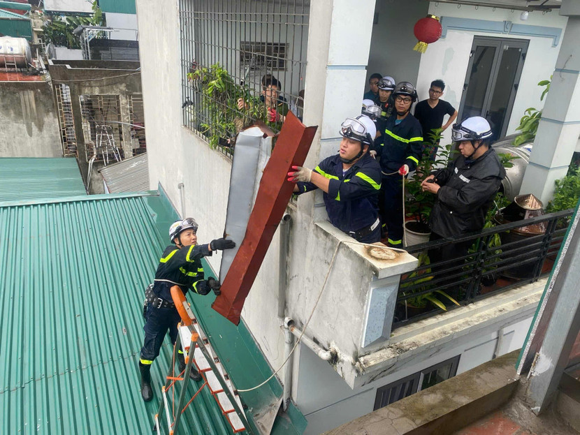 Hồi 12h45 ngày 7-9, Đội Cảnh sát PCCC&amp;CNCH, Công an phường Phúc Xá - Công an quận Ba Đình đã phối hợp cùng các lực lượng Ban Chỉ huy PCLB phường Phúc Xá xử lý xong sự cố tốc mái tôn trên tầng 3 ngôi nhà trong ngõ 93 Nghĩa Dũng, đảm bảo an toàn trước khi mưa, gió to về.