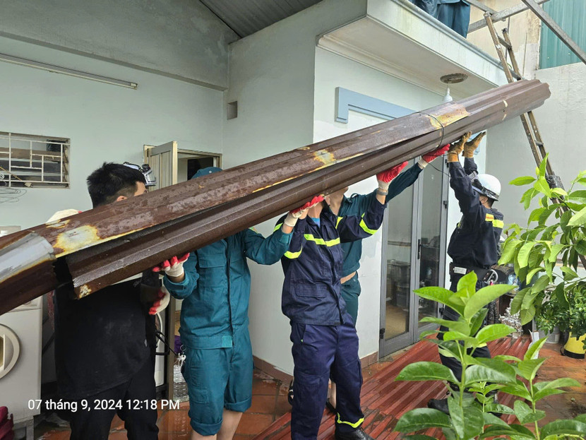 Hồi 12h45 ngày 7-9, Đội Cảnh sát PCCC&amp;CNCH, Công an phường Phúc Xá - Công an quận Ba Đình đã phối hợp cùng các lực lượng Ban Chỉ huy PCLB phường Phúc Xá xử lý xong sự cố tốc mái tôn trên tầng 3 ngôi nhà trong ngõ 93 Nghĩa Dũng, đảm bảo an toàn trước khi mưa, gió to về.