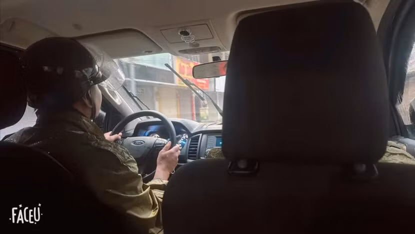 Xe chuyên dụng của CS 113 CAQ Hai Bà Trưng đưa nữ nhân viên y tế về tận nhà, giữa lúc cơn bão số 3 bắt đầu hoành hành