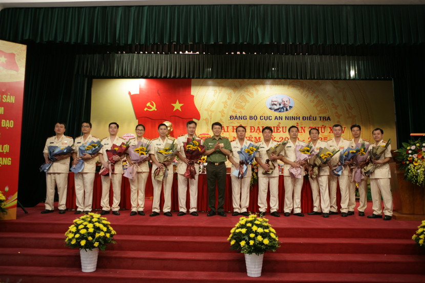 Đồng chí Thứ trưởng Lương Tam Quang chúc mừng Ban chấp hành Đảng bộ Cục An ninh điều tra nhiệm kỳ 2020-2025