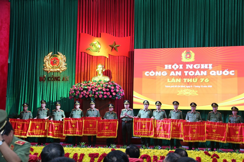 Thừa ủy quyền của Thủ tướng Chính phủ, Đại tướng - Bộ trưởng Tô Lâm trao Cờ thi đua của Chính phủ tặng 24 đơn vị, địa phương Thừa ủy quyền của Thủ tướng Chính phủ, Đại tướng - Bộ trưởng Tô Lâm trao Cờ thi đua của Chính phủ tặng 24 đơn vị, địa phương