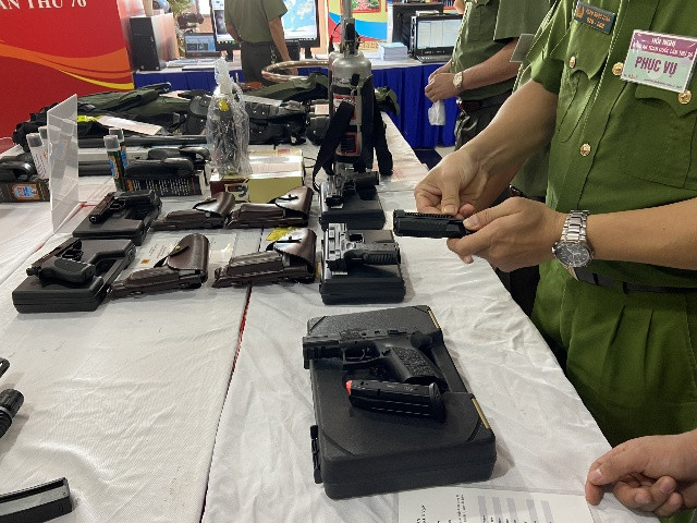 Nhiều loại vũ khí hiện đại được trưng bày, giới thiệu tại triển lãm