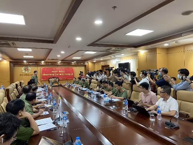 Nhiều vấn đề, câu hỏi của các cơ quan báo chí đã được đại diện đơn vị nghiệp vụ Bộ Công an thông tin, trao đổi