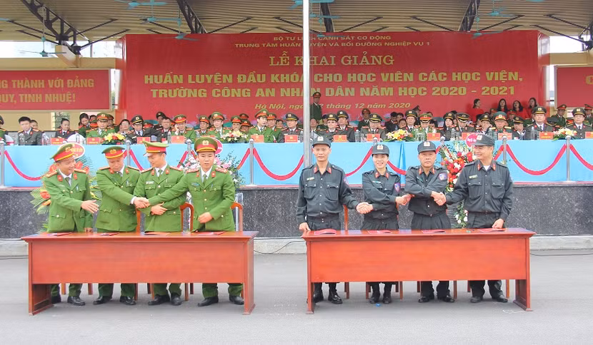 4 Tiểu đoàn quản lý huấn luyện và 04 Đội nghiệp vụ của Trung tâm Huấn luyện và bồi dưỡng nghiệp vụ 1 – Bộ Tư lệnh Cảnh sát cơ động ký kết giao ước thi đua về công tác quản lý và huấn luyện đầu khóa cho tân sinh viên.