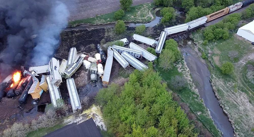 Hiện trường vụ tàu chở hóa chất bị trật đường ray ở Iowa Hiện trường vụ tàu chở hóa chất bị trật đường ray ở Iowa