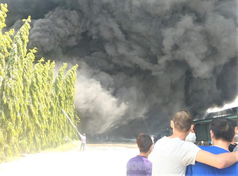 Cột khói cao hàng chục mét, đứng từ xa vẫn nhìn thấy Cột khói cao hàng chục mét, đứng từ xa vẫn nhìn thấy