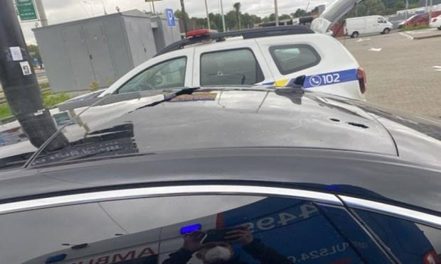 Vết đạn trên nóc xe chở ông Sergei Shefir sau vụ tấn công ở ngoại ô Kiev Vết đạn trên nóc xe chở ông Sergei Shefir sau vụ tấn công ở ngoại ô Kiev