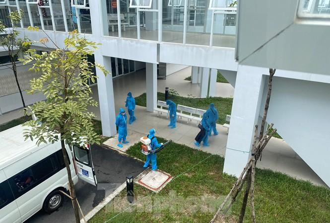 Một số nhân viên y tế ở khu cách ly Bàu Bàng tiếp tục làm nhiệm vụ 28 ngày nữa