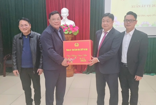 Trung tướng Nguyễn Hải Trung trao quà tặng đến Bệnh viện tâm thần Mỹ Đức