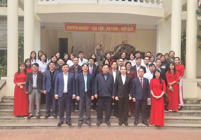 Đoàn công tác chụp ảnh lưu niệm với các y bác sỹ, người lao động Bệnh viện tâm thần Mỹ Đức