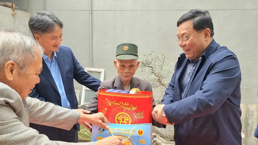 Trung tướng Nguyễn Hải Trung trao quà tặng ông Nguyễn Tiến Cải...