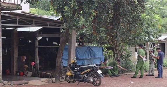 Lực lượng công an điều tra tại hiện trường vụ án mạng