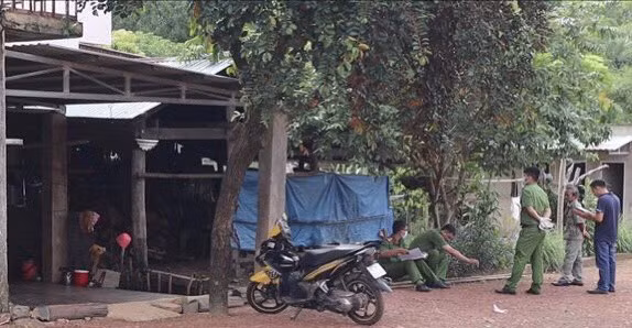 Lực lượng công an điều tra tại hiện trường vụ án mạng