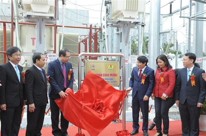 Các đại biểu thực hiện nghi lễ gắn biển kỷ niệm 66 năm ngày truyền thống Điện lực Việt Nam