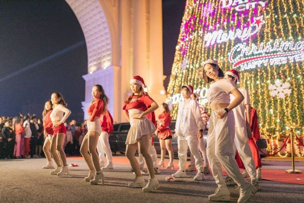 Tiết mục văn nghệ chào đón Lễ hội thắp sáng cây thông Noel Tiết mục văn nghệ chào đón Lễ hội thắp sáng cây thông Noel