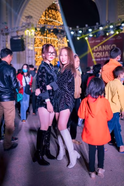 Các bạn trẻ check in tại cây thông Noel