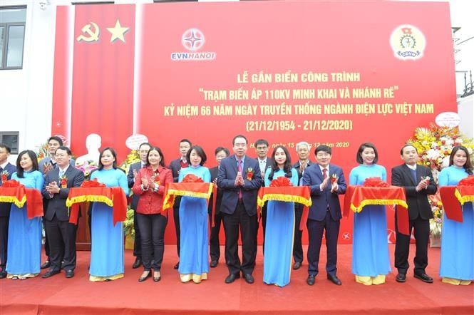 Đại biểu Sở Công Thương Hà Nội và EVN Hà Nội thực hiện nghi thức cắt băng