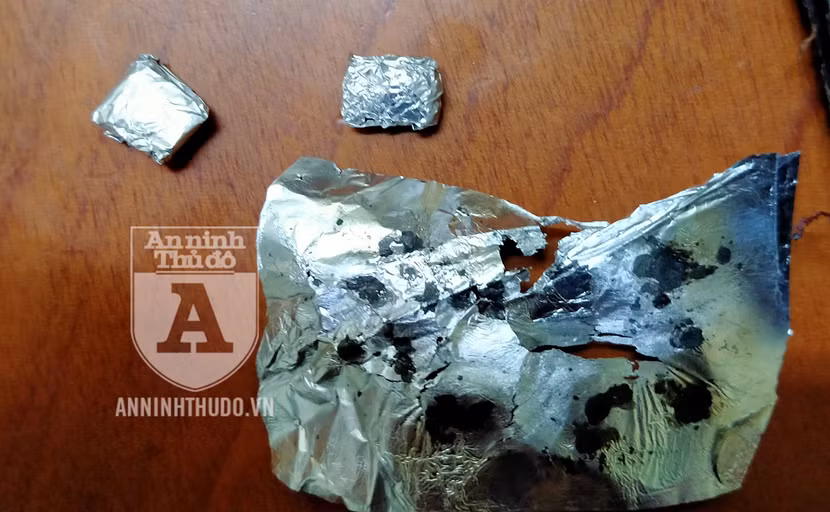 Các gói heroin mà đối tượng giấu trong ví