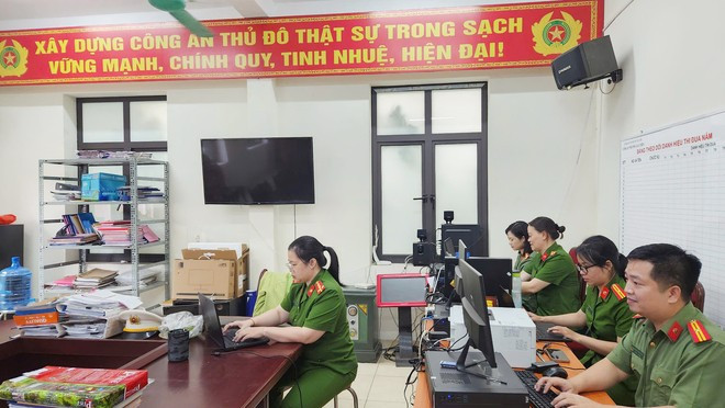 Cán bộ, chiến sỹ Công an phường Từ Liêm trong những ngày "vừa chạy, vừa xếp hàng" Cán bộ, chiến sỹ Công an phường Từ Liêm trong những ngày "vừa chạy, vừa xếp hàng"