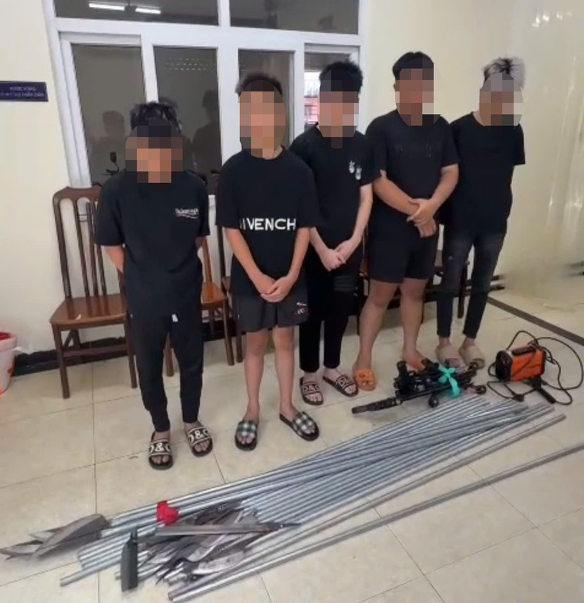 Các đối tượng cùng số hung khí bị thu giữ