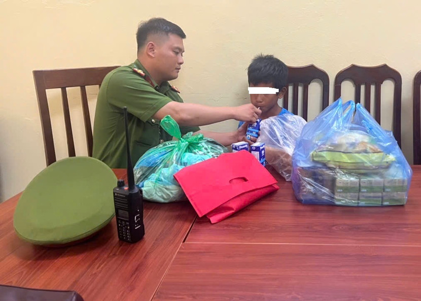 Cậu bé 13 tuổi được các chú Công an chăm sóc chu đáo