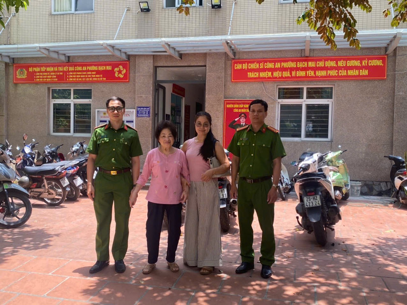 Chị Hòa làm thủ tục đón mẹ về, tại Công an phường Bạch Mai