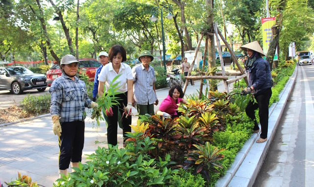Đồng chí Nguyễn Thị Thu Hiền - Phó Bí thư Đảng ủy, Chủ tịch UBND Bạch Mai (áo trắng) tham gia hoạt động chỉnh trang đô thị