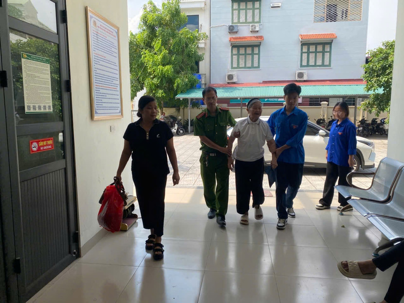 Hướng dẫn tận tình đảng viên đến làm thủ tục đổi thẻ Đảng