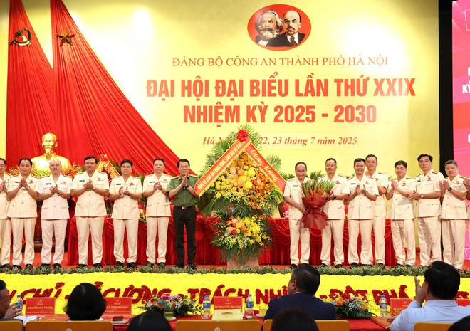 Đại tướng Lương Tam Quang, Ủy viên Bộ Chính trị, Bí thư Đảng ủy Công an Trung ương, Bộ trưởng Bộ Công an chúc mừng Ban Chấp hành Đảng bộ Công an thành phố Hà Nội lần thứ XXIX, nhiệm kỳ 2025-2030