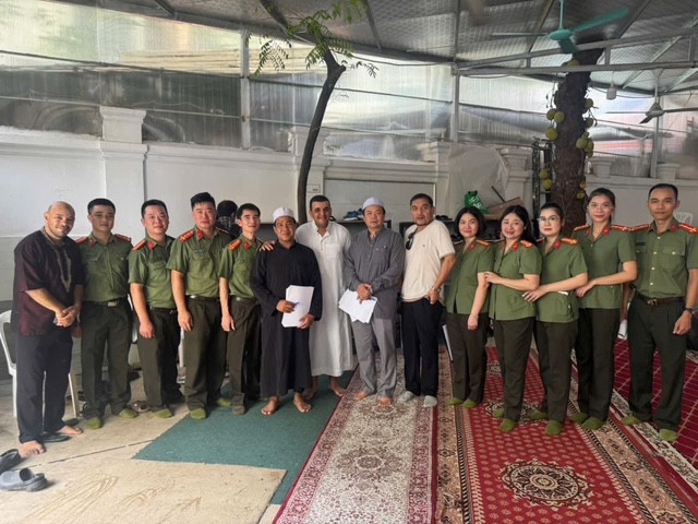 Công an phường Hoàn Kiếm phối hợp, tạo điều kiện thuận lợi nhất cho công dân nước ngoài Công an phường Hoàn Kiếm phối hợp, tạo điều kiện thuận lợi nhất cho công dân nước ngoài