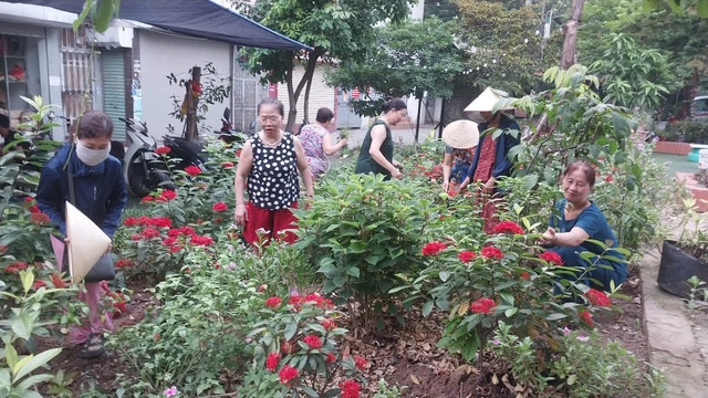 Cán bộ, nhân dân phường Định Công chung sức giữ gìn địa bàn sạch đẹp