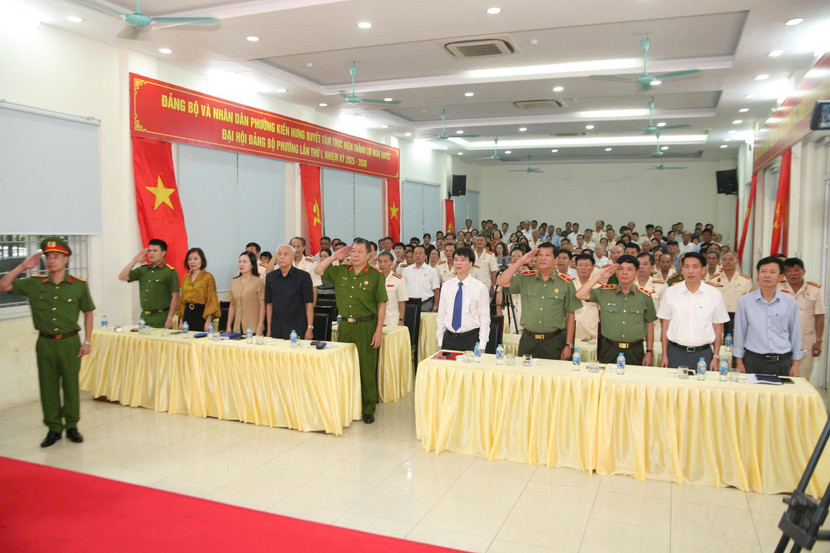 Các đại biểu thực hiện nghi thức chào cờ tại buổi lễ Các đại biểu thực hiện nghi thức chào cờ tại buổi lễ