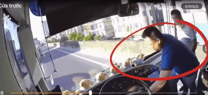 Hành vi rất khó chấp nhận của người mặc áo xanh - tài xế xe ô tô con (ảnh chụp màn hình camera ghi lại sự việc)