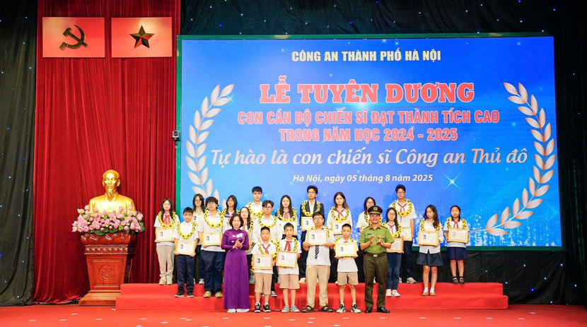Các cháu học sinh là con cán bộ, chiến sỹ Công an Thủ đô đạt giải cao những cuộc thi quốc tế và quốc gia được vinh danh tại chương trình