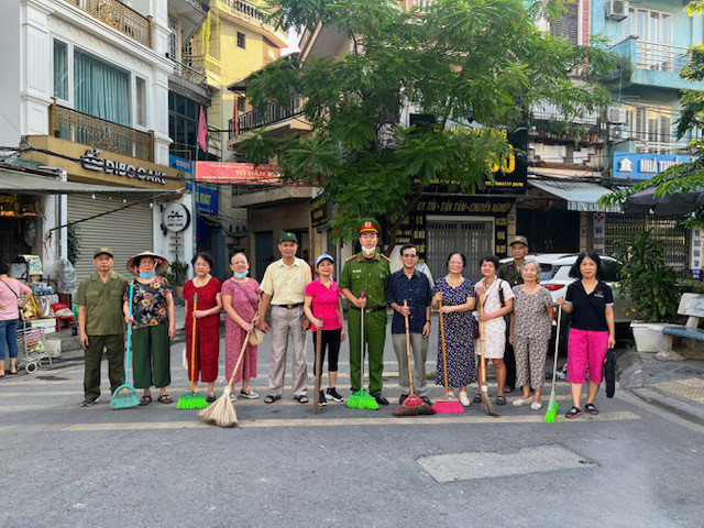 Trong ngày 2-8, lực lượng CAP Bạch Mai sát cánh cùng người dân và cán bộ cơ sở của 84 tổ dân phố làm sạch, đẹp địa bàn